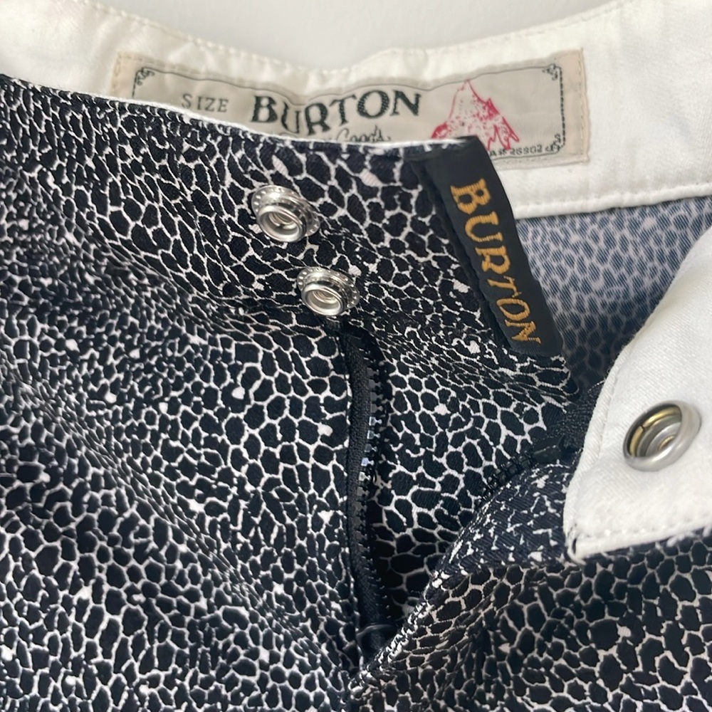 Burton NWT size 27 Shearwater Hybrid Shorts black and white - Picture 2 of 13